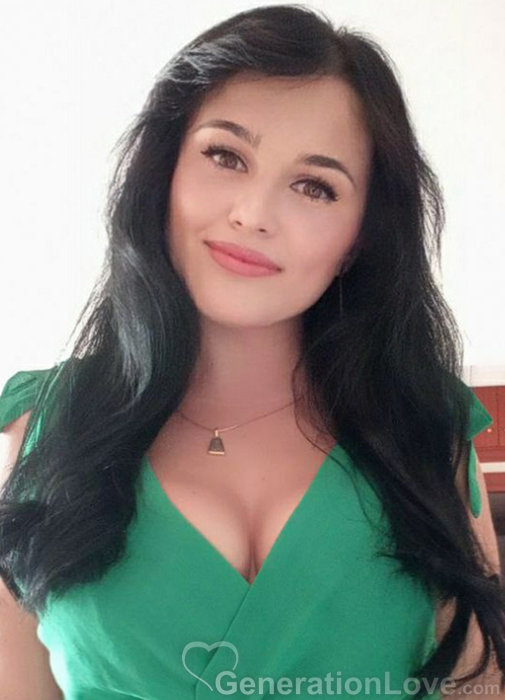 Romana, 29, Ireland