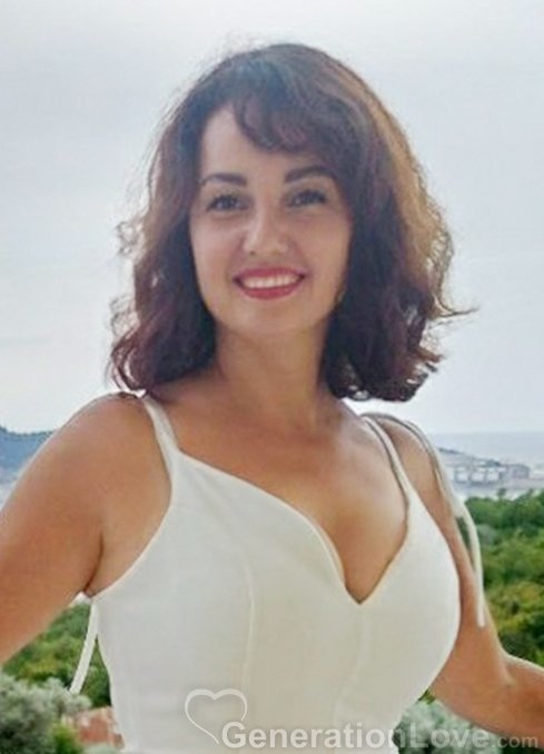 Elena, 44, Italy
